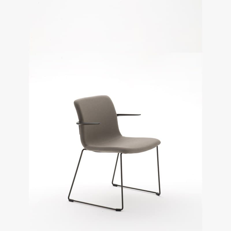 Chaise FEEL tapissée avec accoudoirs BRALCO